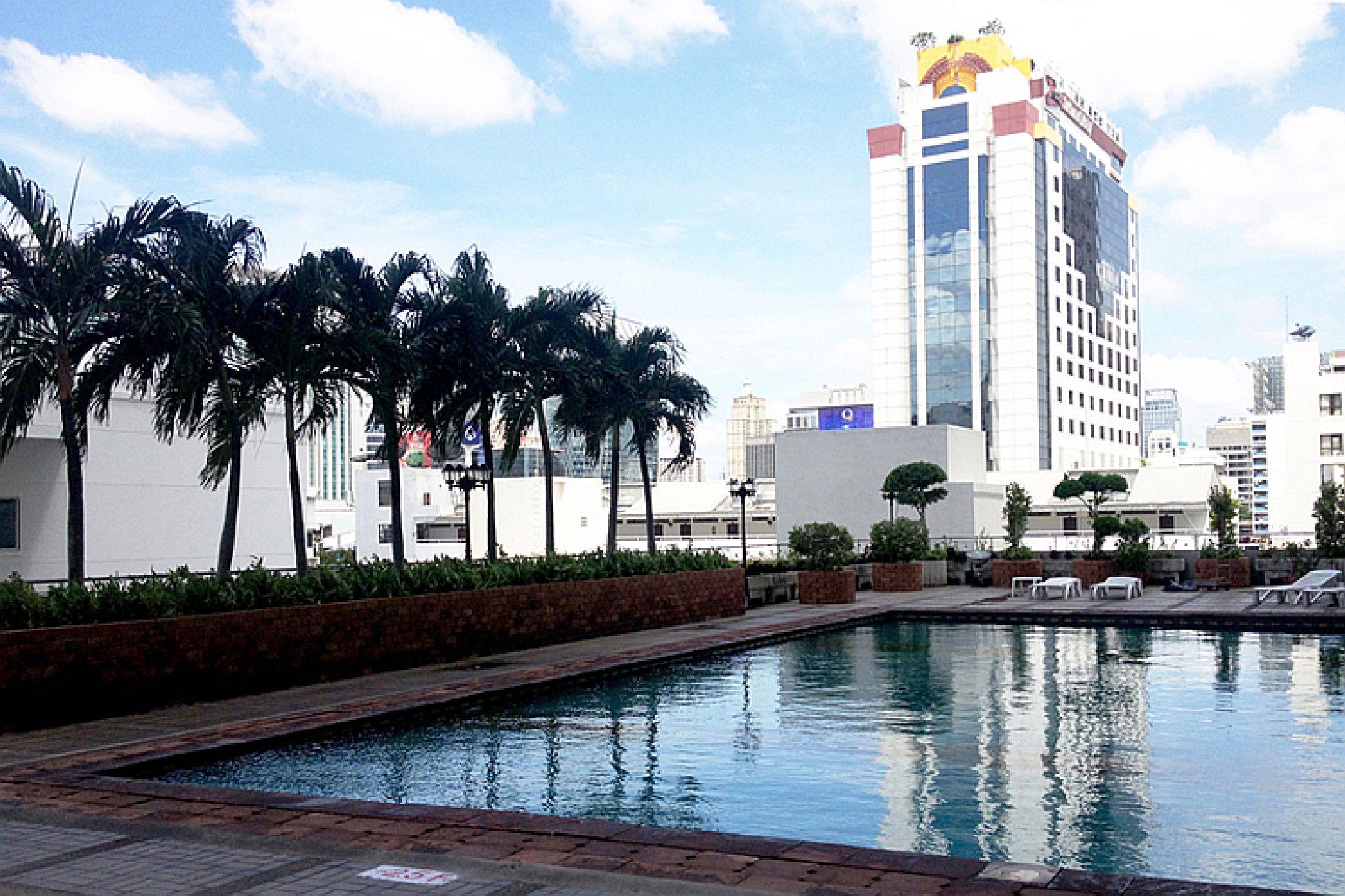 בנגקוק Royal Benja Hotel מראה חיצוני תמונה The Red Bull building in Bangkok