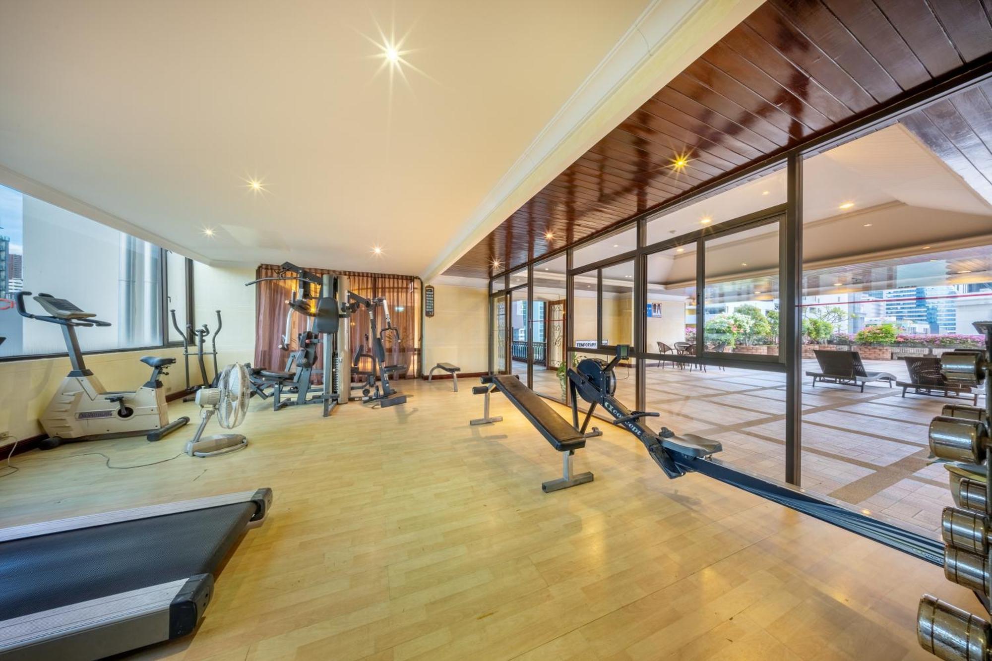 בנגקוק Royal Benja Hotel מראה חיצוני תמונה The gym at the hotel