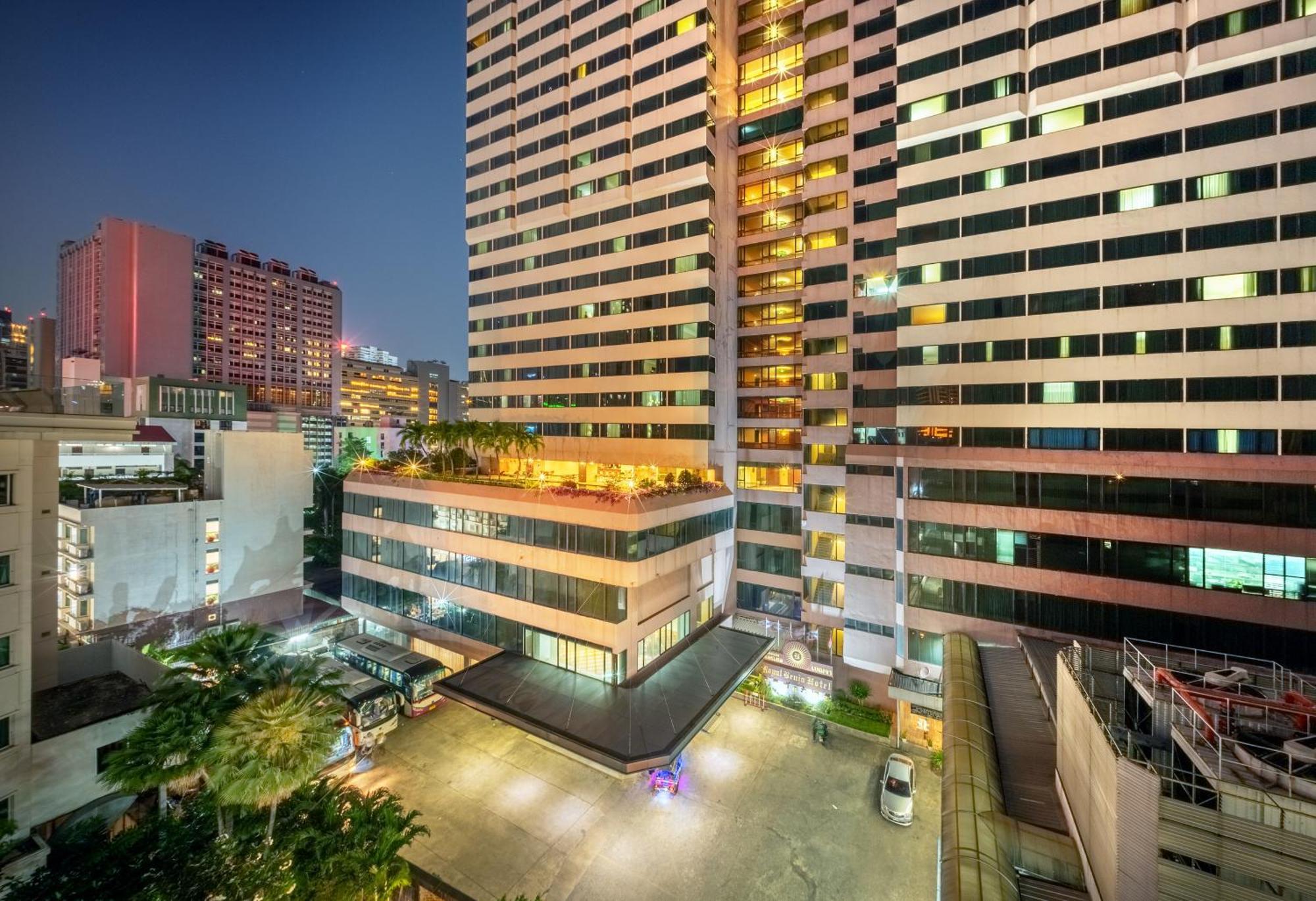 בנגקוק Royal Benja Hotel מראה חיצוני תמונה The hotel at night