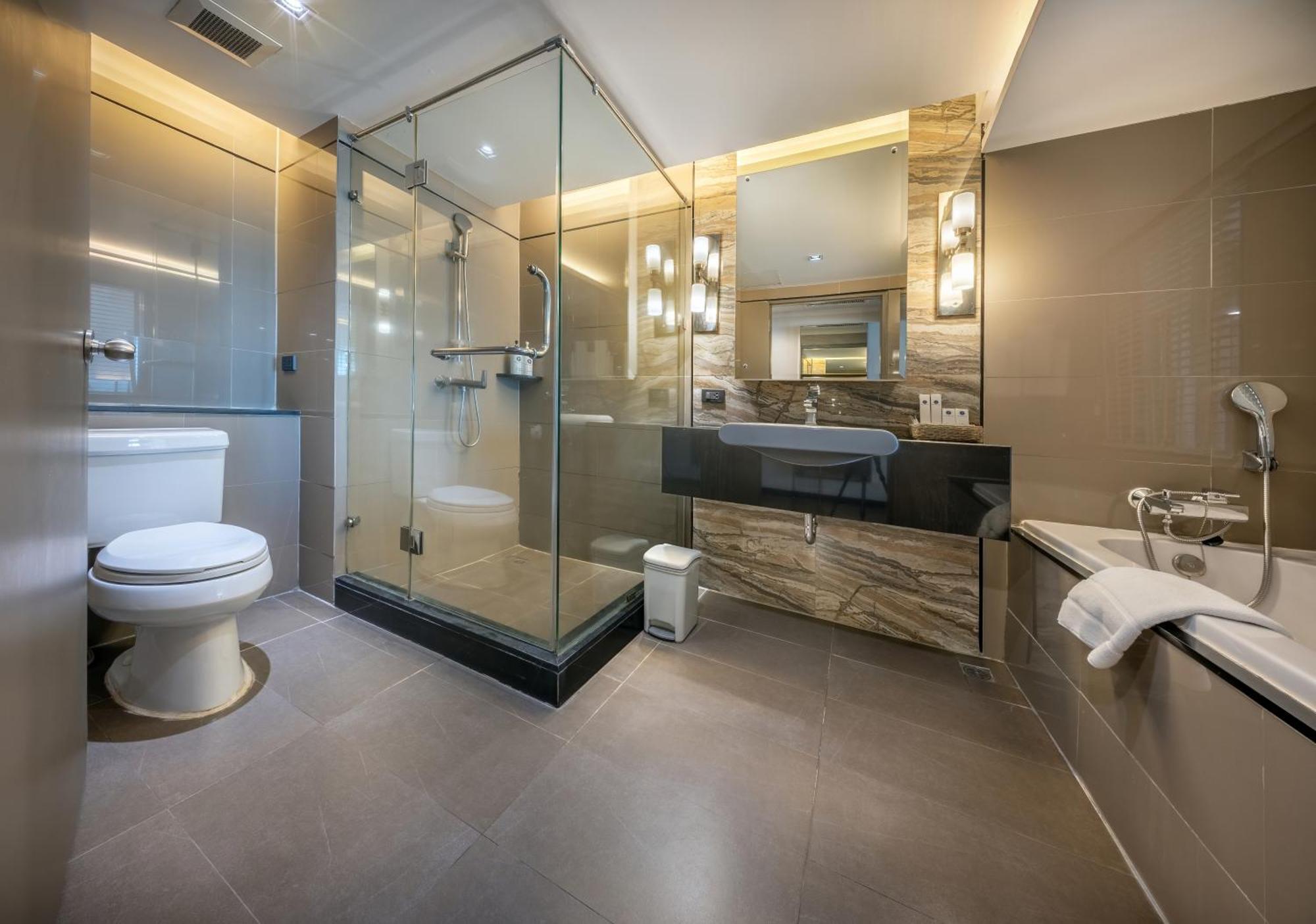 בנגקוק Royal Benja Hotel מראה חיצוני תמונה A modern bathroom