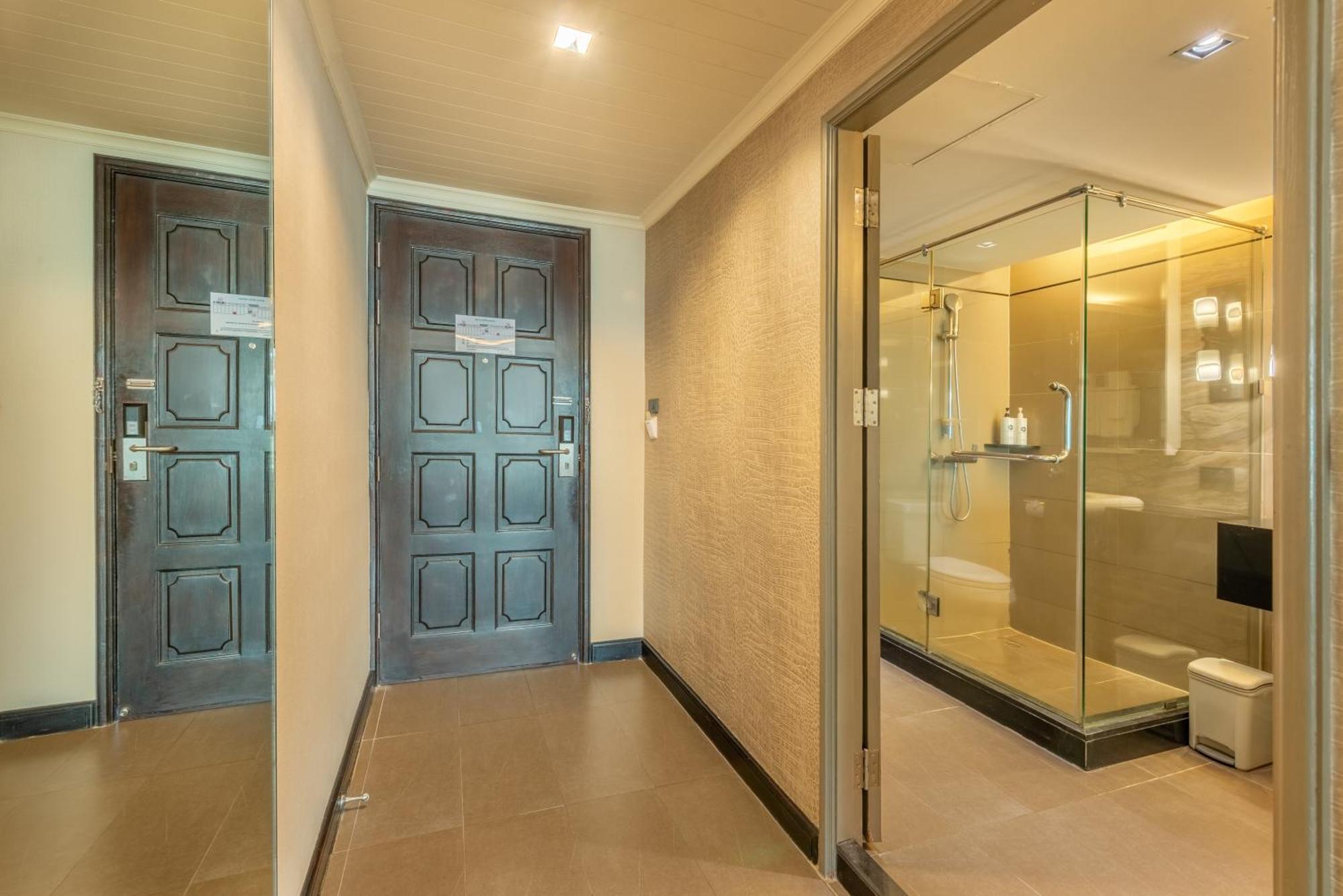 בנגקוק Royal Benja Hotel מראה חיצוני תמונה A bathroom in a hotel