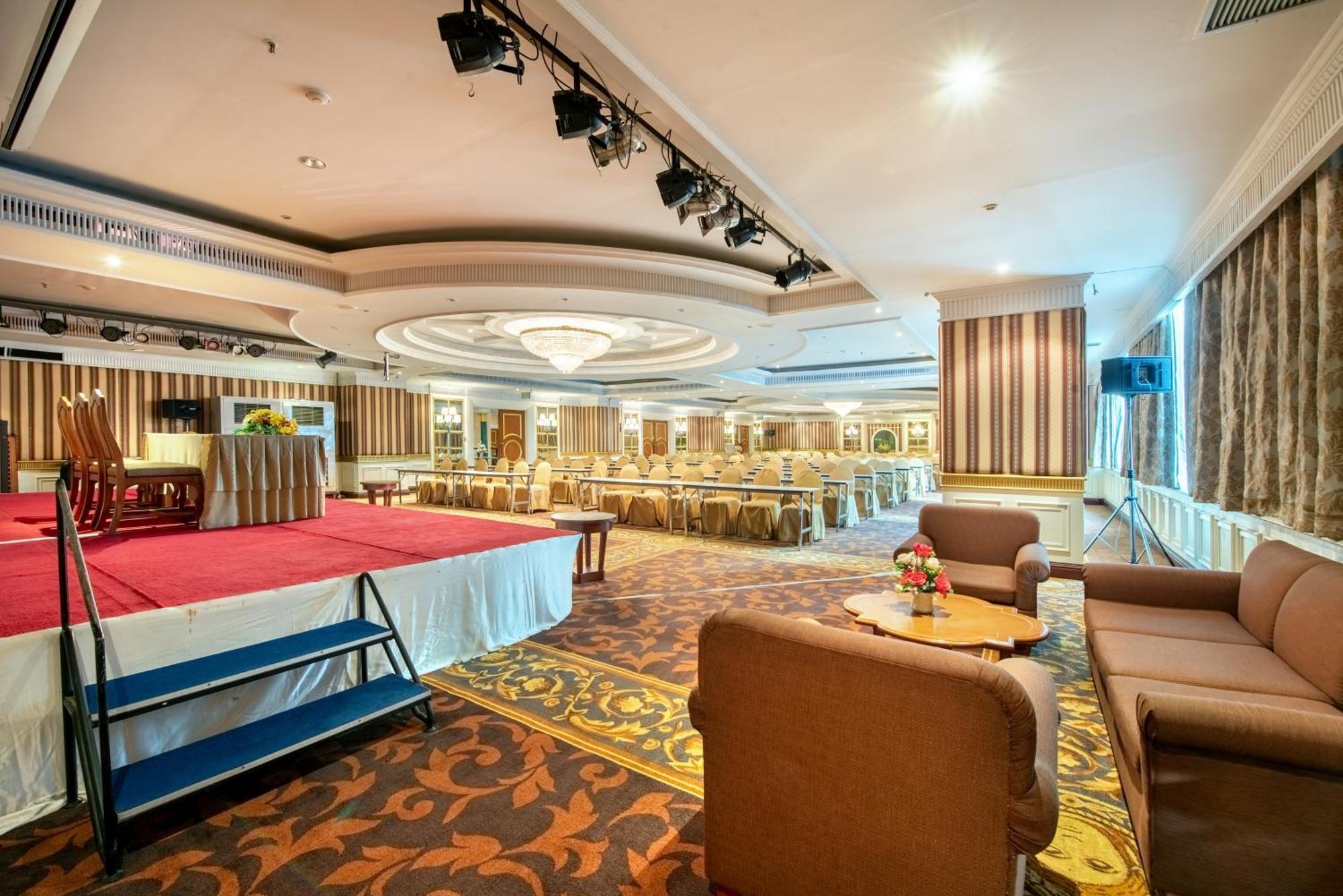בנגקוק Royal Benja Hotel מראה חיצוני תמונה The interior of the ballroom